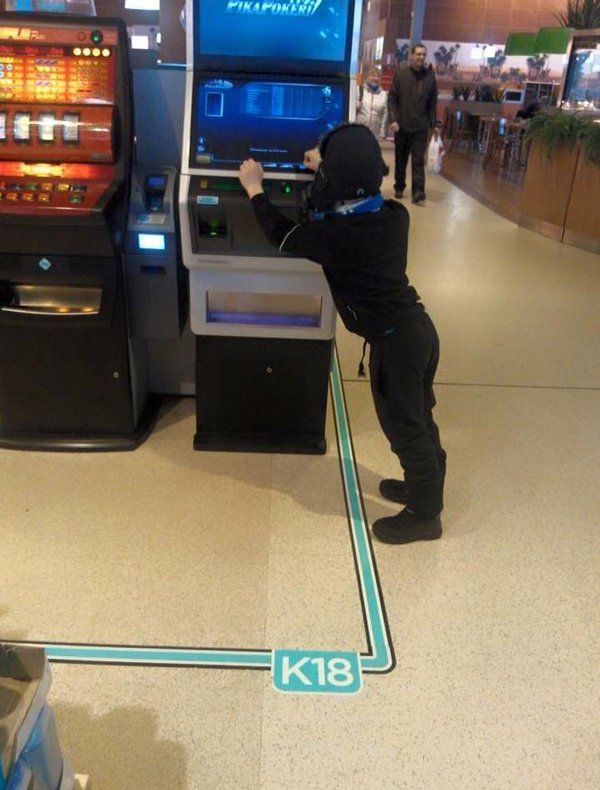 一网友在某游戏厅标着“未满18岁者禁足此区域”的角落拍到了这张照片。。。综合gif搞笑图片