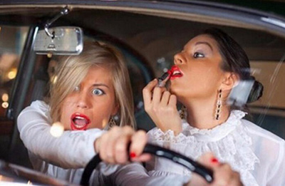 姐们儿，你知道自己在开车么？综合gif搞笑图片