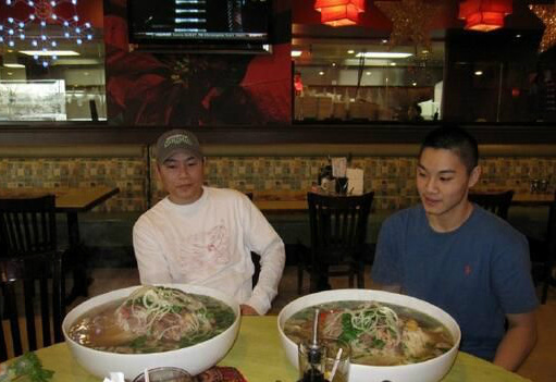 此刻，二人终于明白了店门口“免费牛肉面，浪费罚200元”这句话综合gif搞笑图片