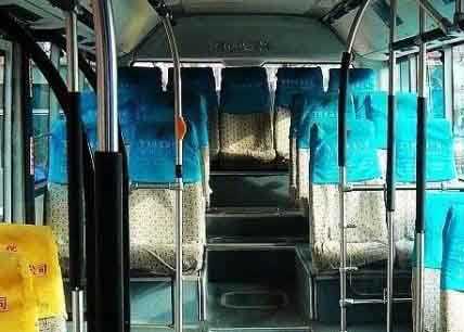 公交车最后一排正中央位置的气场综合gif搞笑图片