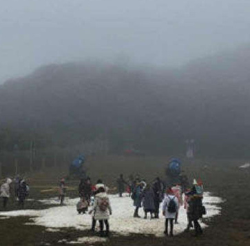 听说重庆金佛山的小伙伴们在玩雪综合gif搞笑图片