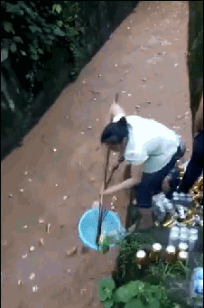 水里捞饮料，这是哪家厂子里冲出来的？综合gif搞笑图片