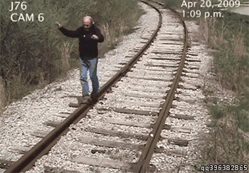 国外一监控摄像头记录了一男子被火车撞击数下后，倒地不起，场面十分可怕，慎点！综合gif搞笑图片