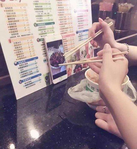 今天小伙伴说请我吃大餐，什么菜随便点综合gif搞笑图片