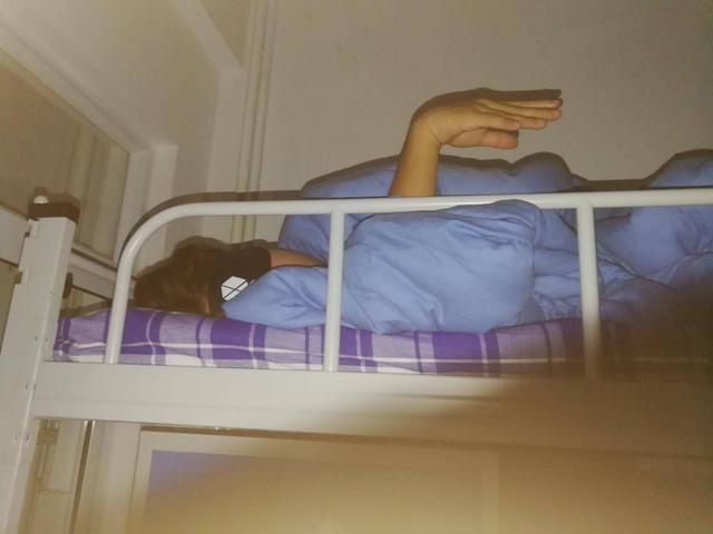 大晚上起床 路过室友床 我眉头一皱发现有什么不对 转头看去 嚯！蛇形刁手！ 不得了不得了！综合gif搞笑图片