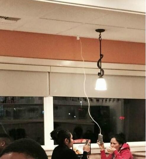 没电了，顾不上形象了综合gif搞笑图片