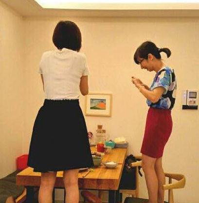 这是吃饭前相当严肃的礼仪综合gif搞笑图片