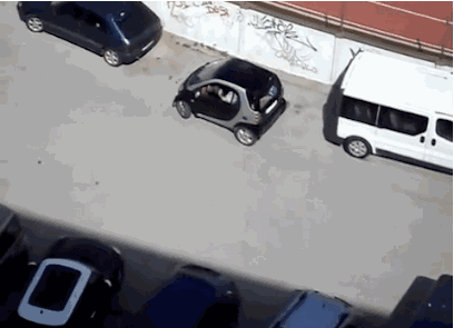 这么小的车都停不了，哥们还是骑自行车吧综合gif搞笑图片