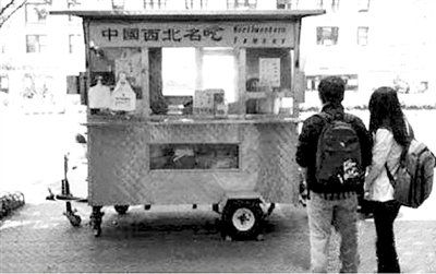 洛阳大叔美国名校门前摆摊 生意好1天赚800美元综合gif搞笑图片