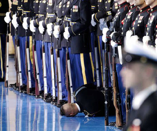 奥巴马欢送仪式上，一名士兵仆街了综合gif搞笑图片