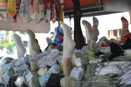 卖袜子真不容易综合gif搞笑图片