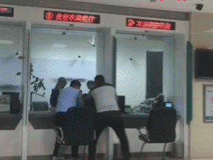 勇敢的保安大哥，好人一生平安综合gif搞笑图片