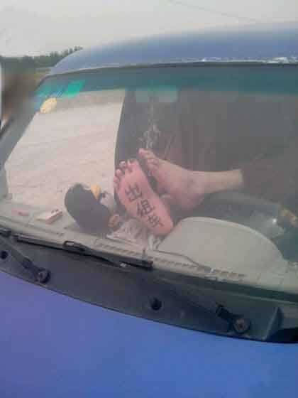 公司门前的黑出租，一脚亮瞎我的双眼综合gif搞笑图片