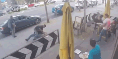 两男子在某加披萨店门口撕逼， 店员端出一盘披萨请他们吃， 成功化解了一场血雨腥风！ 这两货一定是吃货！综合gif搞笑图片