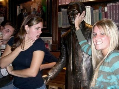 雕塑都被没节操的妹纸玩坏了综合gif搞笑图片