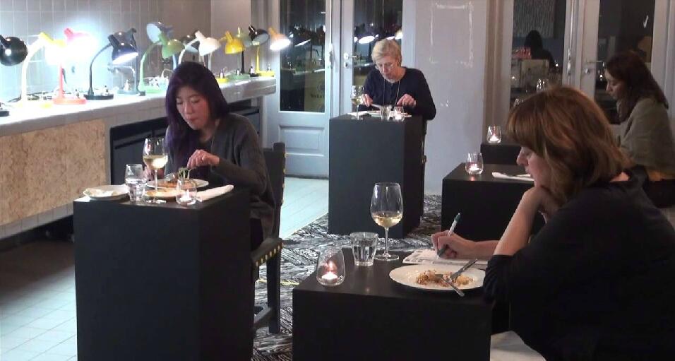 荷兰一家单身狗餐厅，体验一下这孤独感综合gif搞笑图片