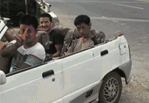 年轻人只要努力赚钱，很快就会开上敞篷车，带着好哥们出去旅游综合gif搞笑图片