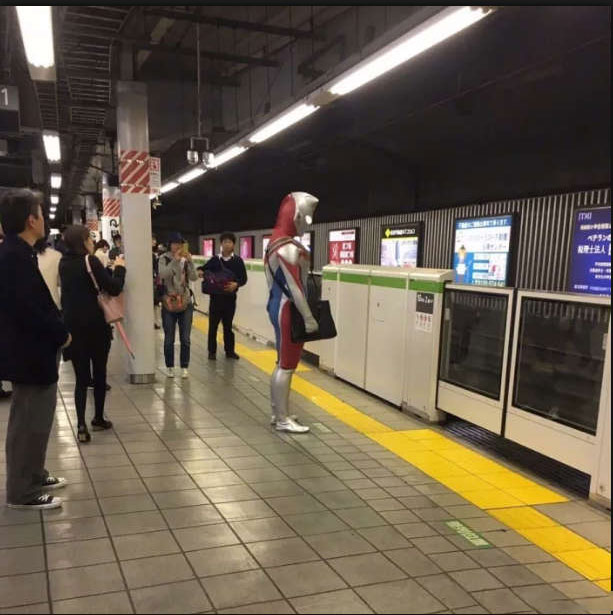 没想到我堂堂奥特曼也要来挤地铁综合gif搞笑图片