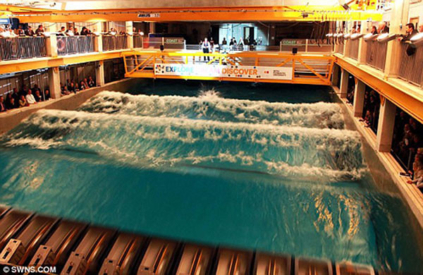 英作曲家用泳池水波奏出美妙音乐综合gif搞笑图片