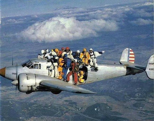 开挂民族的飞行表演综合gif搞笑图片