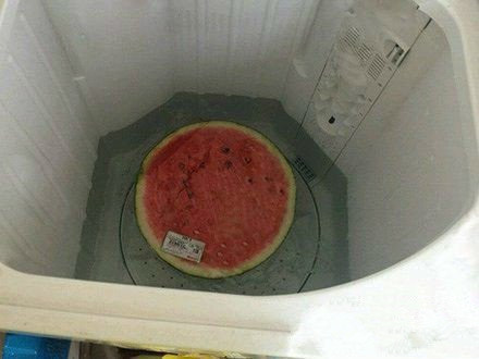 家里没有买冰箱，媳妇想出来的冰镇西瓜综合gif搞笑图片