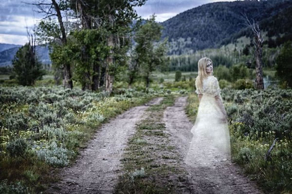 诡异！高速公路上性感女鬼出没！综合gif搞笑图片