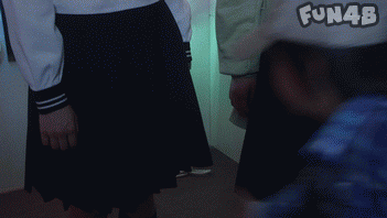 小司机掀两个大姐姐的裙子综合gif搞笑图片