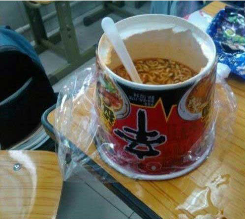 二B青年吃泡面综合gif搞笑图片