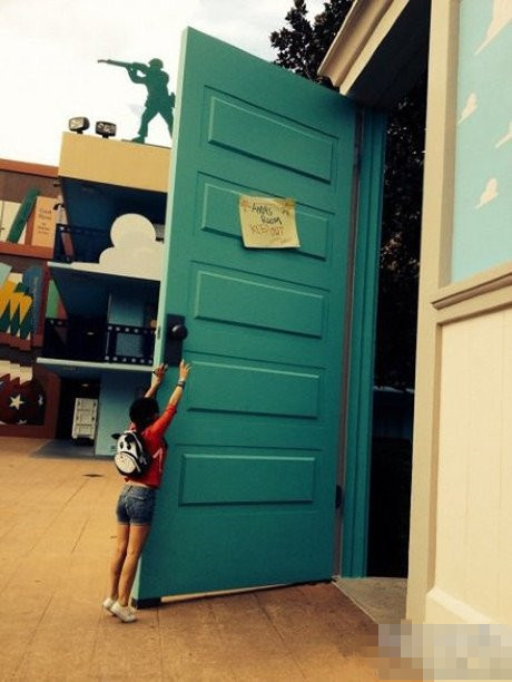 艾玛，这是来到巨人国了吧。。。综合gif搞笑图片