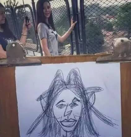 灵魂画师，感觉下一秒摊子就要被砸综合gif搞笑图片