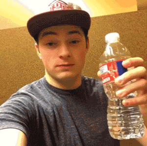 男厕所隔间里丧心病狂的整人方法……综合gif搞笑图片