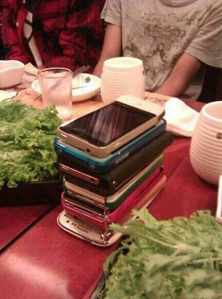 以后聚会就这样，谁先动手机谁买单，我看成！综合gif搞笑图片