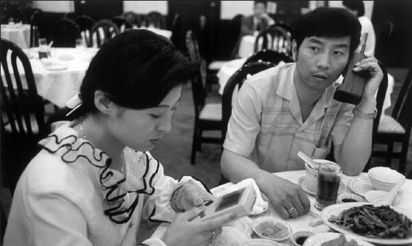 考眼力时间，你们能看出这女生用GAMEBOY玩什么游戏吗综合gif搞笑图片