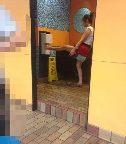 世界上最痛苦的事情就是尿尿呲一鞋综合gif搞笑图片