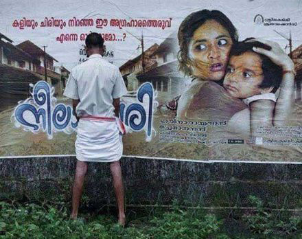 神一般的巧合，孩子别看，他在小便综合gif搞笑图片