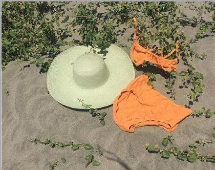 谁能把衣服丢到这里，真奇怪，我还是等等再走吧综合gif搞笑图片