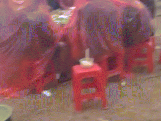 参加同事婚礼下大雨了，披着雨衣也要吃够本综合gif搞笑图片