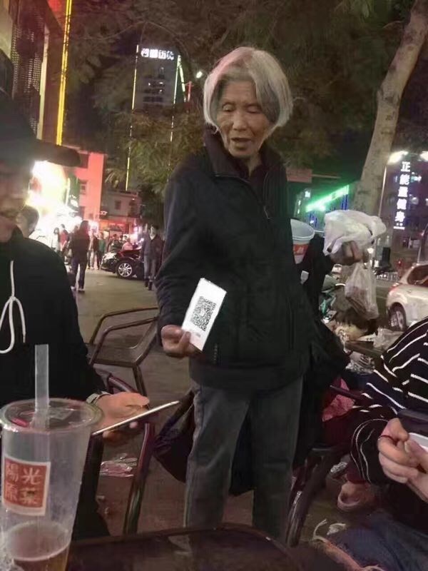 乞讨的新方式综合gif搞笑图片