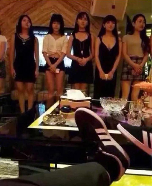 穿上这阿迪达斯的鞋子，干啥都自信综合gif搞笑图片