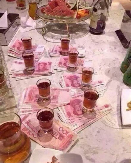 考验你酒量的时候到了，看你有多大能耐把它拿走综合gif搞笑图片