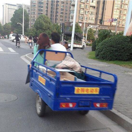 谁说只有豪车才能泡到美女的综合gif搞笑图片