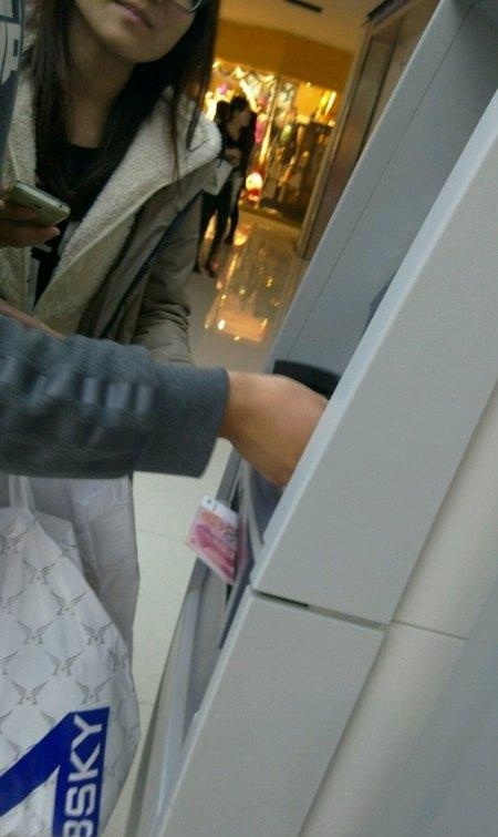 取款时钱被ATM机夹住了综合gif搞笑图片