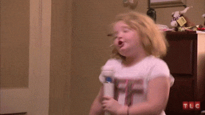 姐姐刚买的男朋友，妹妹以为是麦克风...综合gif搞笑图片