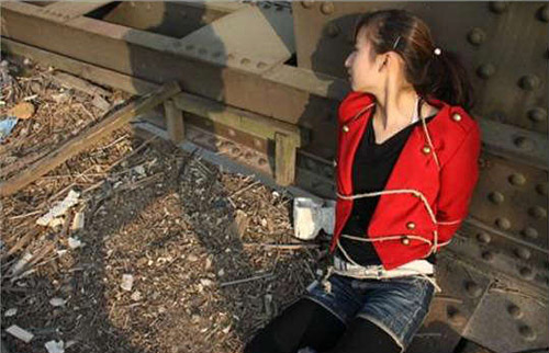 你女朋友在我手上，快拿钱来赎人，啊，我有女朋友了，快发张照片我看看长啥样综合gif搞笑图片