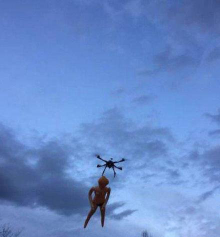 女朋友坐直升机飞走了，我只能深情地说再见综合gif搞笑图片