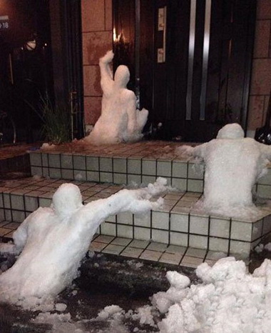 熊孩子堆的雪人。。。综合gif搞笑图片