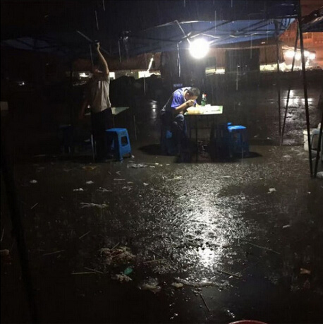 风雨再大也阻挡不了资深吃货的脚步，这才是真爱综合gif搞笑图片