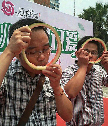 这西瓜吃的很有水平嘛综合gif搞笑图片