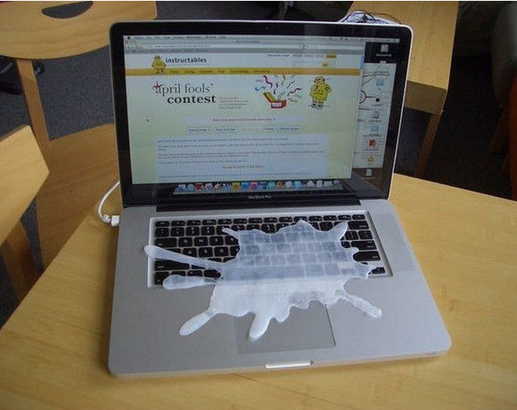 高逼格的愚人节技能之假装打翻东西在家人或朋友的电脑上综合gif搞笑图片