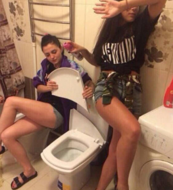 媳妇一屁股把马桶坐坏了，真丢人啊综合gif搞笑图片